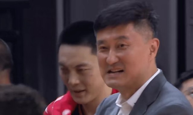 爱游戏体育登录入口-广东狂输40分创5悲催纪录：外线崩盘杜锋无奈苦笑 3主力仍养伤