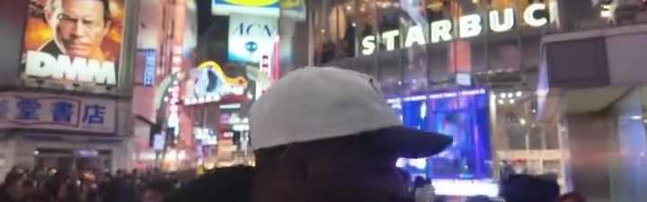 爱游戏体育app下载-太恩爱了！韦德给尤尼恩在日本涩谷知名十字路口抓拍游客打卡照！