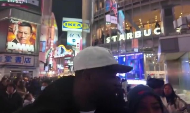 爱游戏体育app下载-太恩爱了！韦德给尤尼恩在日本涩谷知名十字路口抓拍游客打卡照！